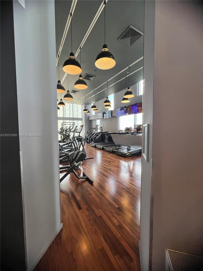 Building Photo - 1300 Brickell Bay Dr