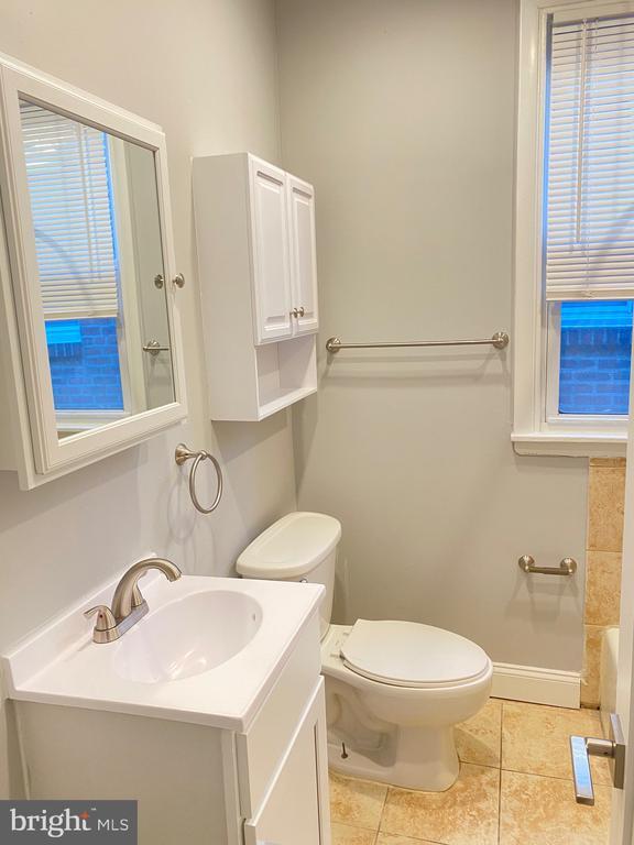 Building Photo - 400-18 W Walnut Ln