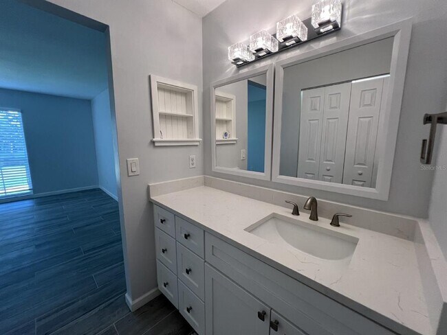 Building Photo - 5262 Wedgewood Ln