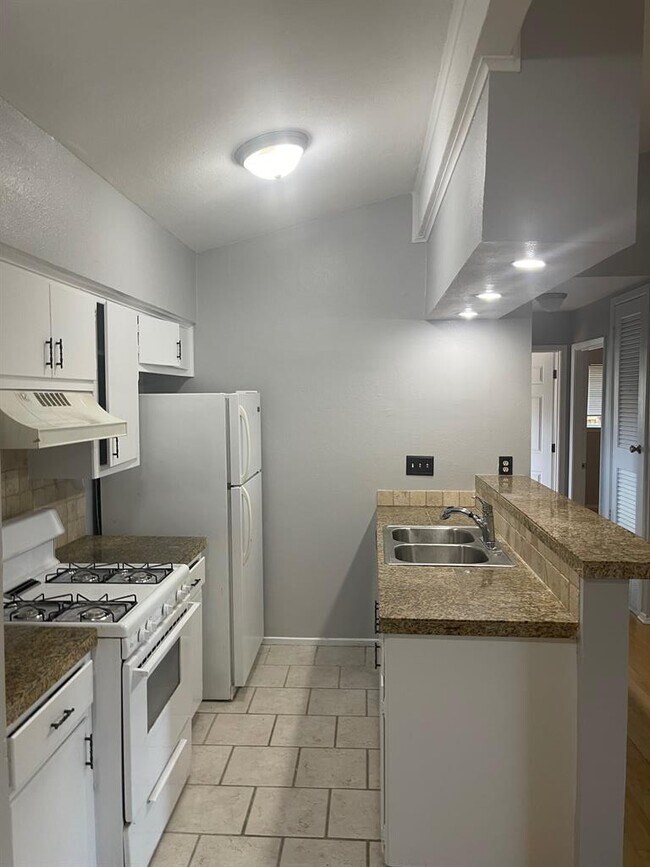 Building Photo - 8003 Pinedale Cove