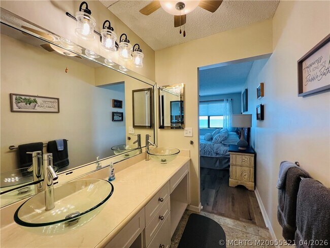 Building Photo - 10044 S Ocean Dr