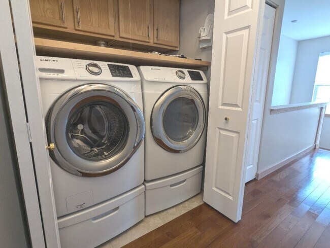 Building Photo - 2625 Canyon Dr