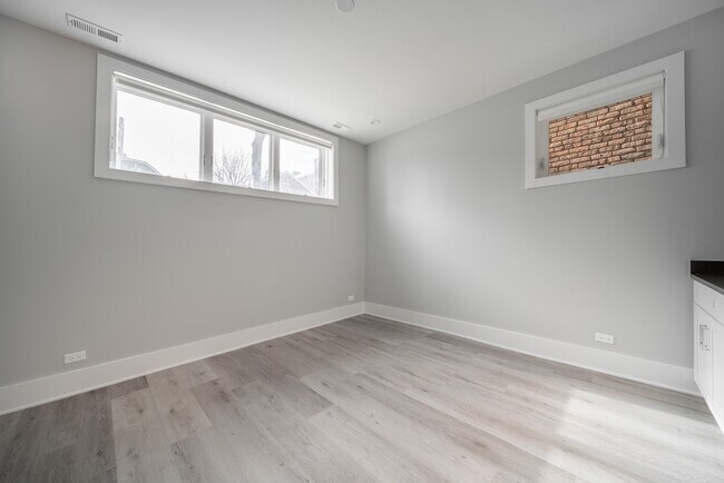 Building Photo - 556 W 18th St