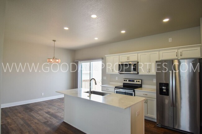Building Photo - Modern Style Ranch, 3 bedroom 2.5 bath hom...