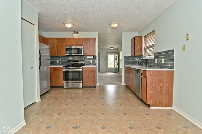 Building Photo - 916 Bentgrass Dr