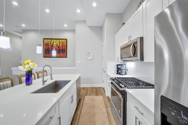 Building Photo - 814 Thornton Rd