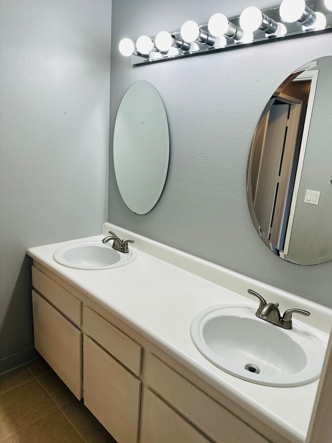 Building Photo - Charming Condo Conveniently Located
