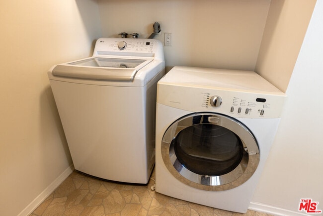 Building Photo - 4360 Kraft Ave