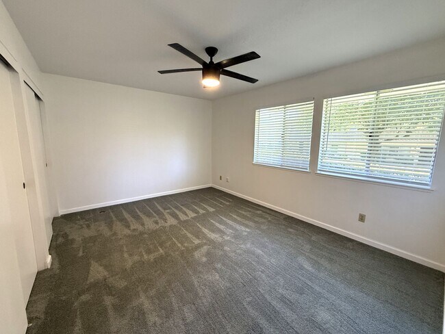 Building Photo - Nicely updated single story condo in Carmi...