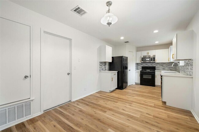 Building Photo - 605 Wild Briar Cv