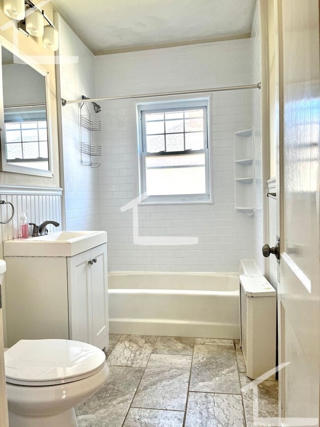 Building Photo - Free Laundry, Parking, Stainless Steel appliances, Backyard