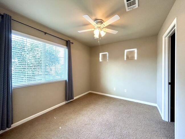Building Photo - Beautiful 3 Bedroom 2.5 Bathroom in Gated ...
