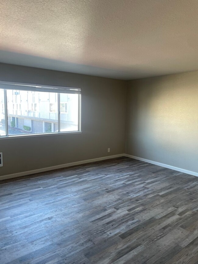 Building Photo - SAN JOSE - 2/2 Remodeled Bi-Level Condo