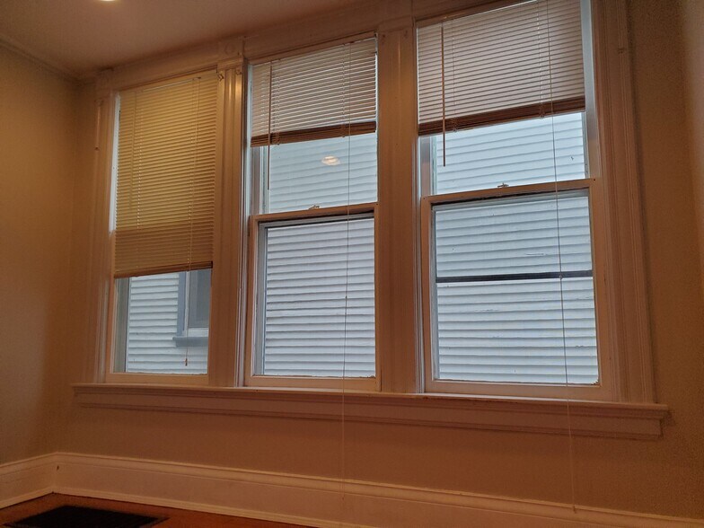 Building Photo - 1560 E Irving Plz