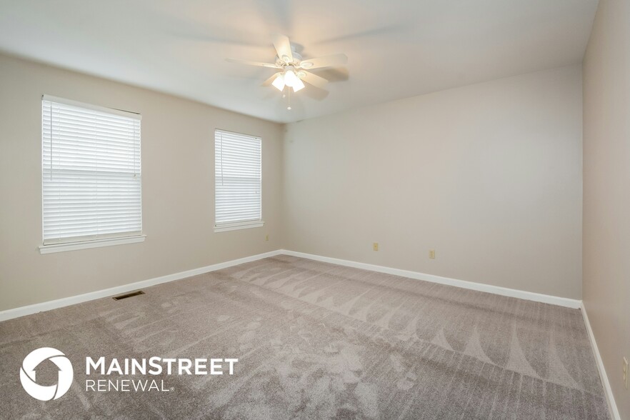 Building Photo - 2016 Village Glen Dr