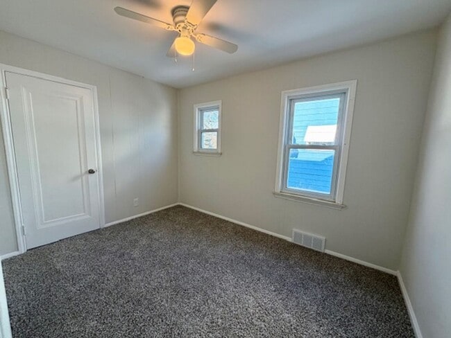 Building Photo - Three Bedroom Ranch home with a 1 and a half car garage. Section 8 Ready Very nice area. Call 313...