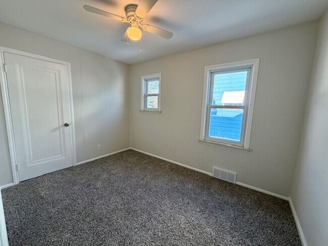 Building Photo - Three Bedroom Ranch home with a 1 and a half car garage. Very nice area.