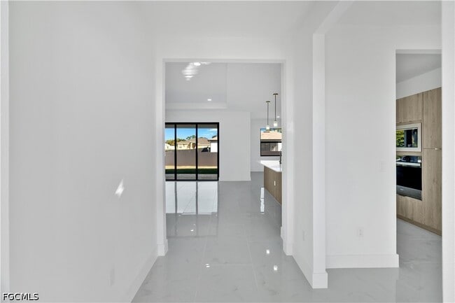 Building Photo - 1144 Edelweiss St E