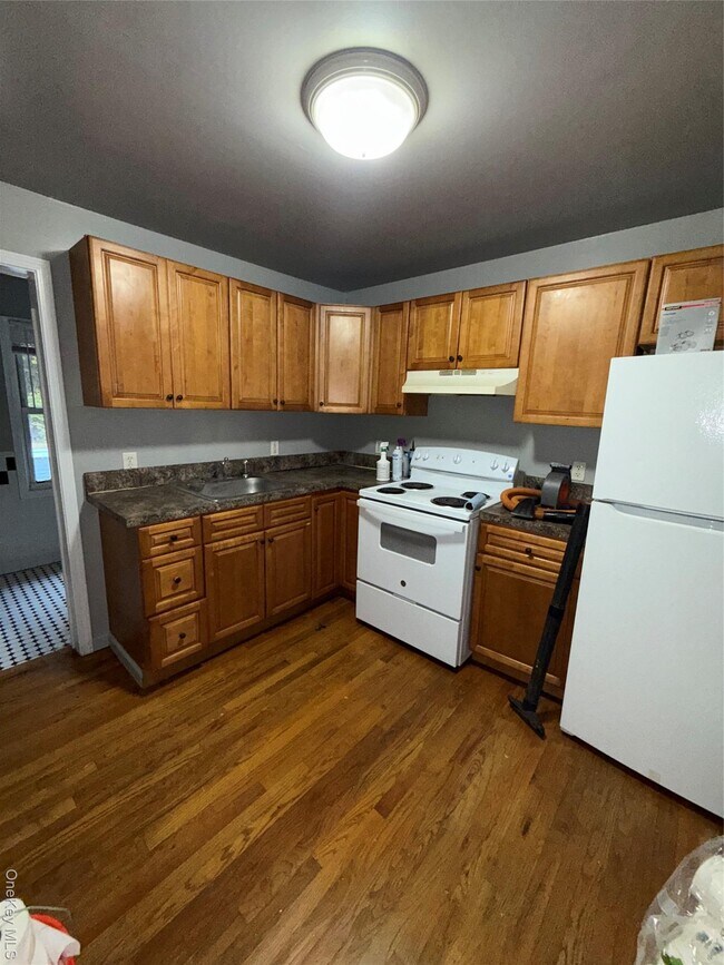 Building Photo - 54 Gifford Ave