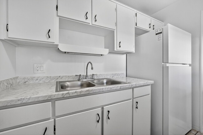 Building Photo - 2417 N Oleander Ave