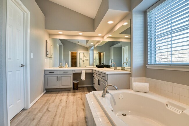 Building Photo - Updated 4 bedroom west Colorado Springs home