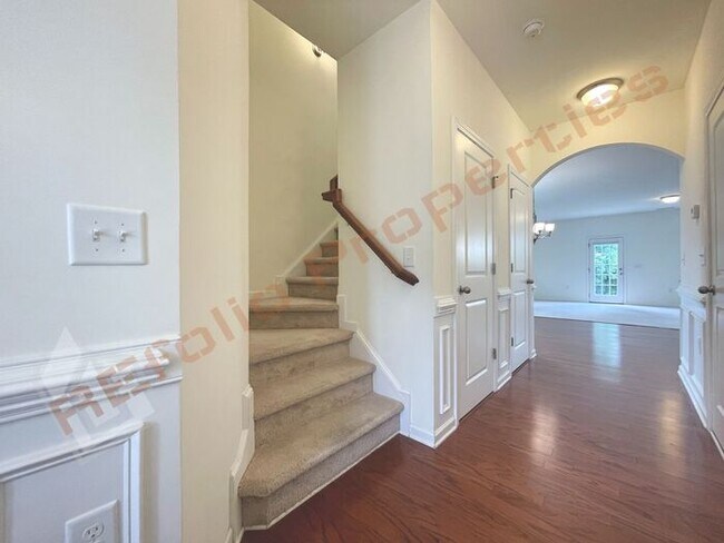Building Photo - Beautiful 2 Story 3 Bedroom End Unit Townh...