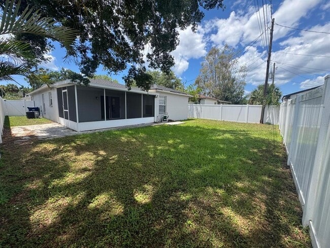 Building Photo - 3021 W Tampa Bay Blvd