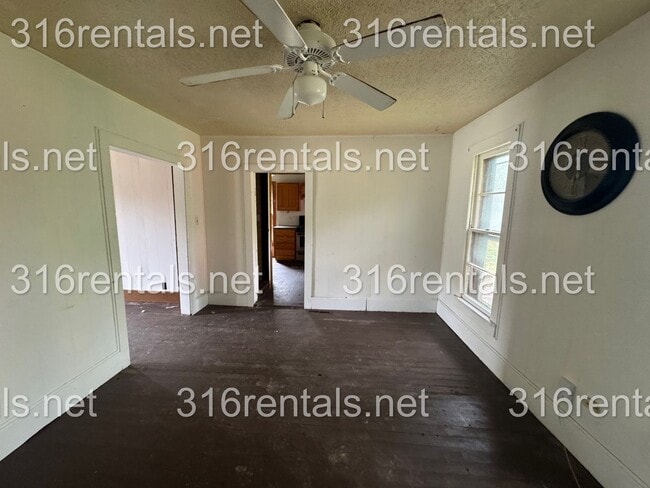 Building Photo - $950 - 4 bed 1 bath - Single Family Home