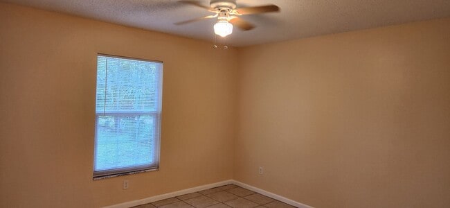 Building Photo - 4 bedroom 2 bath