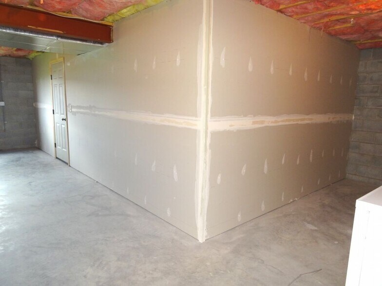 Building Photo - 330 Meadow View Dr