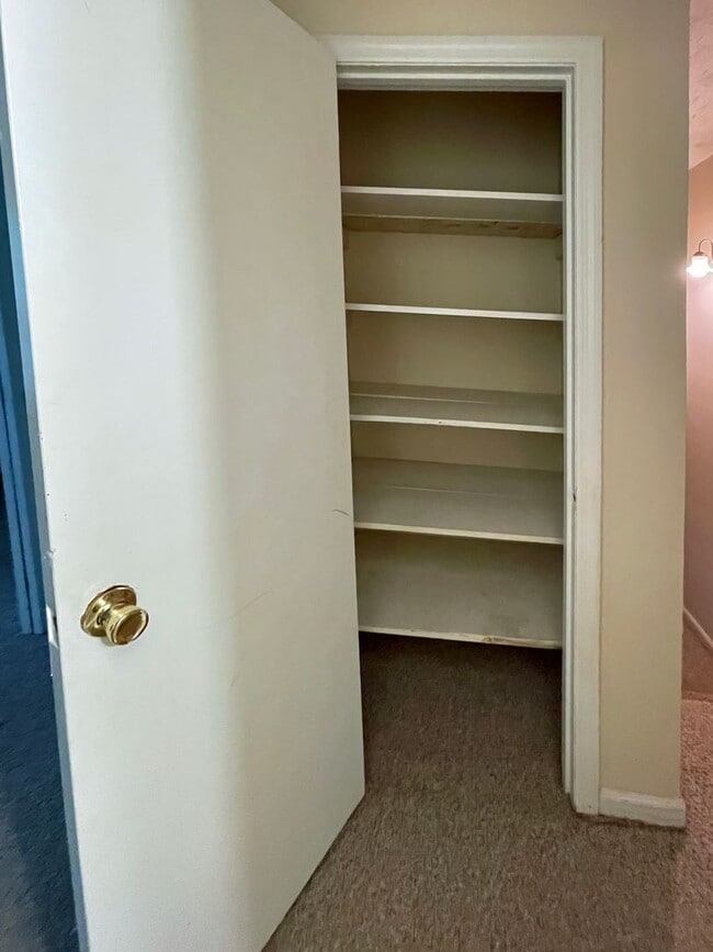 Building Photo - SPACIOUS TOWNHOME near Downtown! Washer/Dryer Included; Off-Street Parking