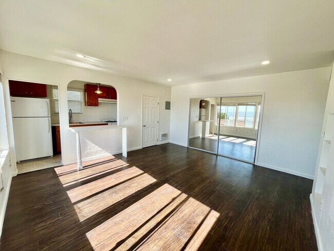 Building Photo - Spacious Studio with Archways, Kitchen Isl...