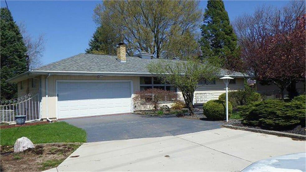 Building Photo - 1728 Middle Rd