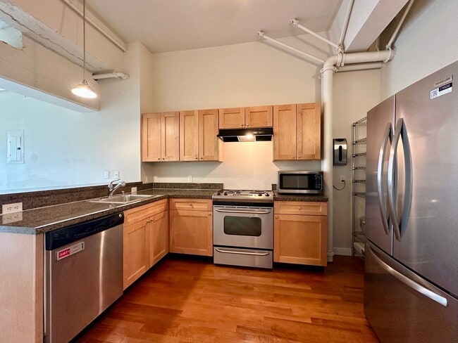 Building Photo - Bright 1BR/1BA Condo in Downtown SF – Step...