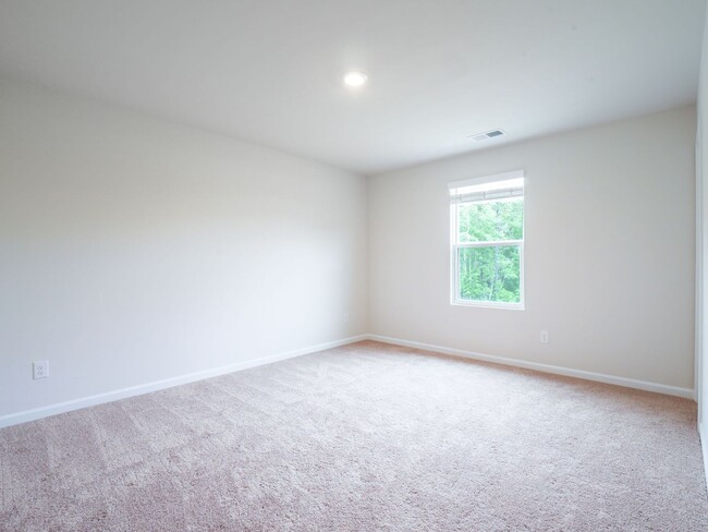 Building Photo - 551 Poppleton Dr