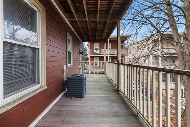 Building Photo - 25 Howes St