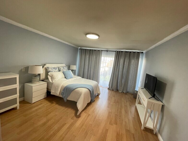 Master Bedroom - 5271 Newcastle Ave