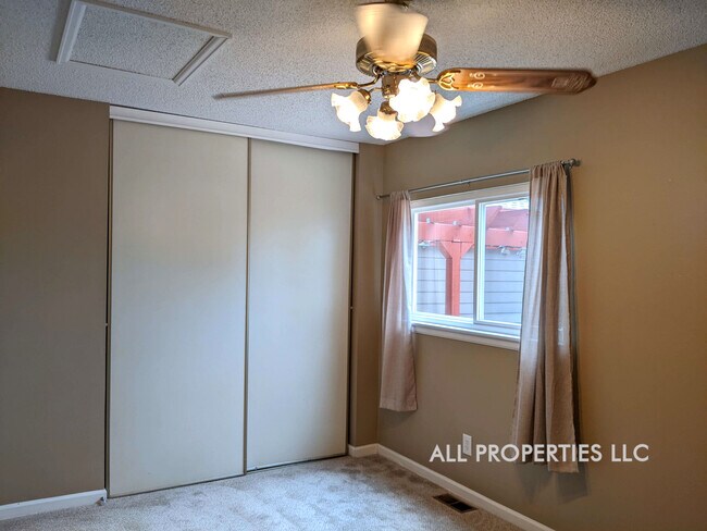 Building Photo - 10467 Robb Dr