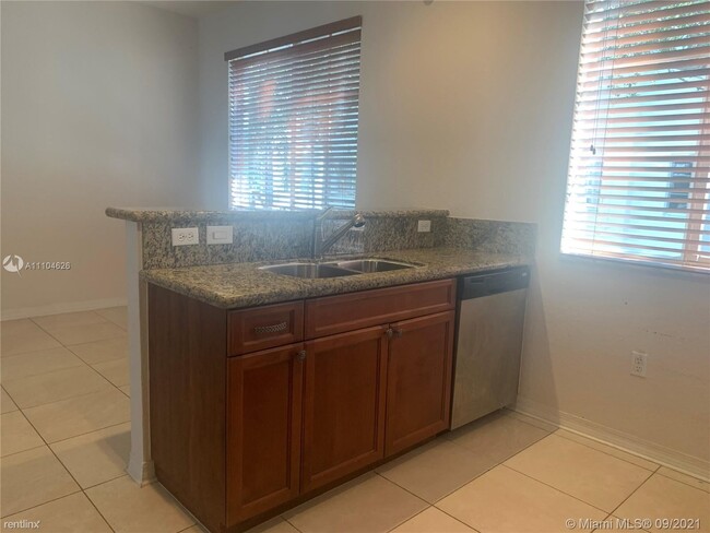 Building Photo - 3 br, 2.5 bath Townhome - 12430 SW 50th St...