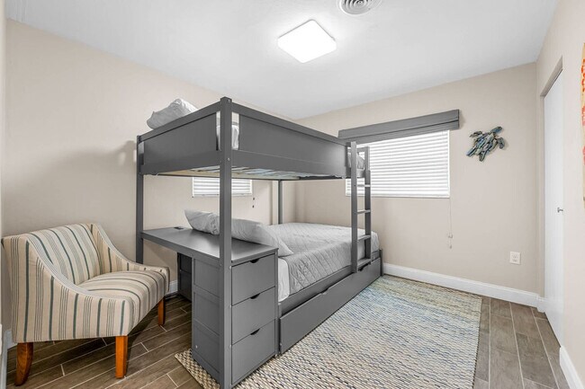 Building Photo - 128 Martin St