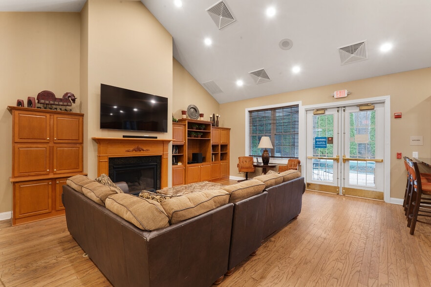 Club House - 64 Henning Ter