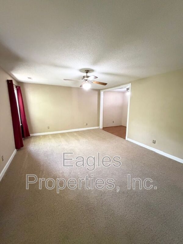 Building Photo - 100 Lakeshore Ct
