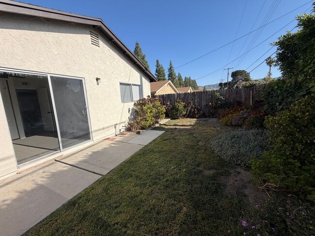 Building Photo - 2 Bed, 1 Bath single story duplex