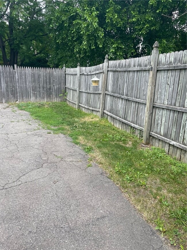 Building Photo - 113 W Main St