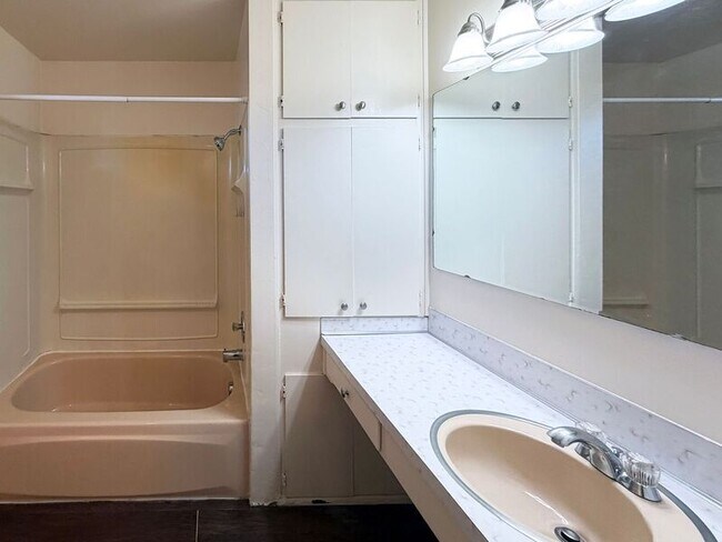 Building Photo - 25 Wedgewood Dr