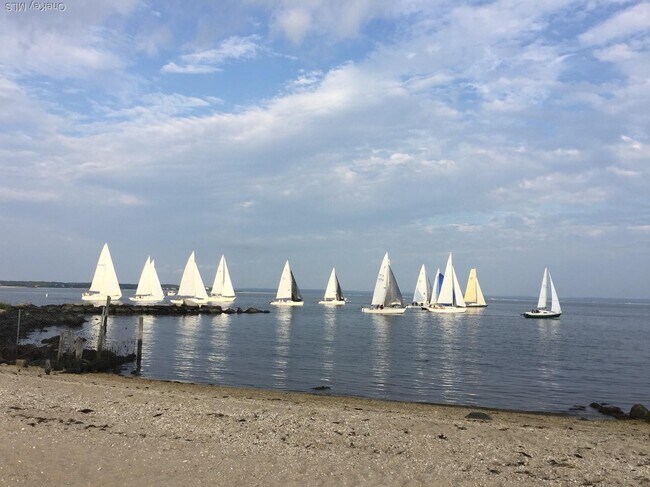 Building Photo - 150 King St