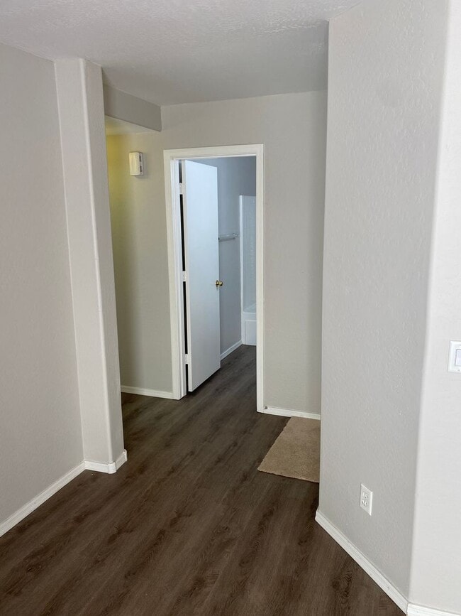 Building Photo - 4 Bedroom, 3 bath, two story with loft in ...