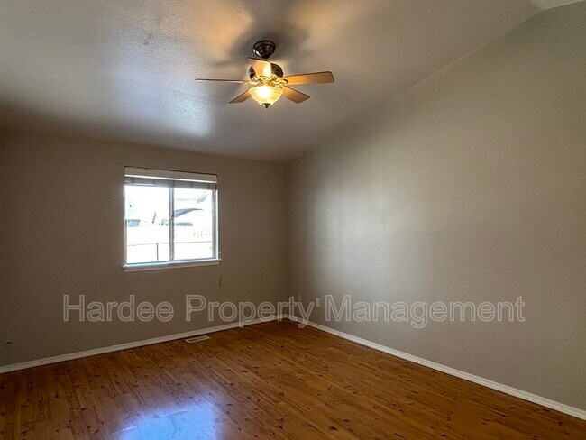 Building Photo - 1362 Pineridge Dr E