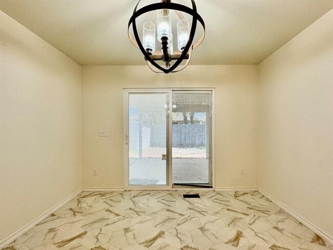 Building Photo - 308 N Lockeport Dr