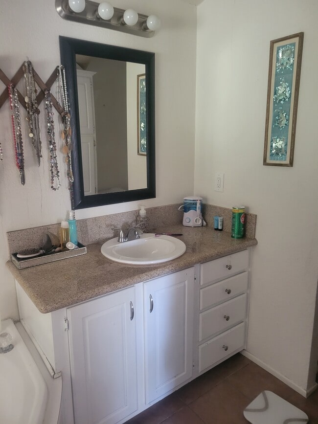 Building Photo - 3952 N Granada Ave